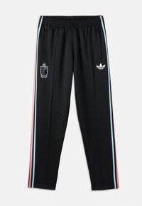 Pantalon de sport noir avec taille élastique, poches latérales, bandes latérales roses et bleues, logo Adidas blanc sur la cuisse droite et emblème sur la cuisse gauche.