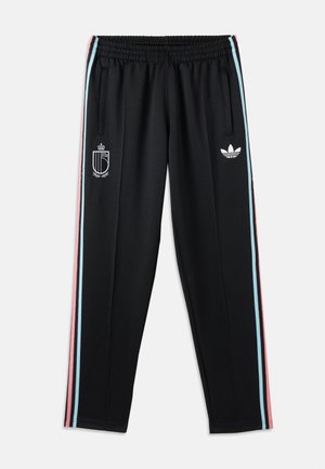 Svarte treningsbukser med elastisk midje, sidelommer, rosa og blå stripes på sidene, hvit Adidas-logo på høyre side og emblem på venstre lår.