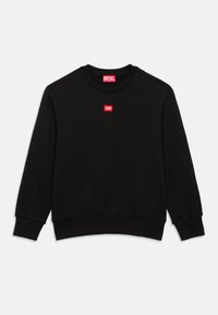 Μαύρο φούτερ από απαλό ύφασμα με ριμπ μανσέτες και τελείωμα. Διαθέτει μικρό κόκκινο λογότυπο στη μέση μπροστά.