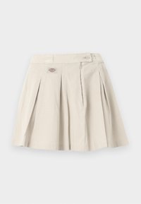 Μπεζ μίνι φούστα με πιέτες, ζωνάκι στη μέση, πλαϊνό φερμουάρ, κούμπωμα με κουμπί και ένα μικρό λογότυπο στο μπροστινό μέρος.