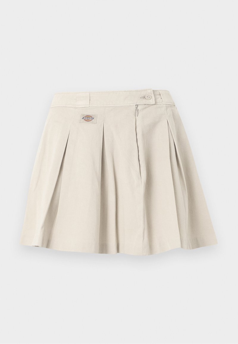 Mini gonna beige plissettata con cintura in vita, cerniera laterale, chiusura con bottone e una piccola patch con logo sul davanti.