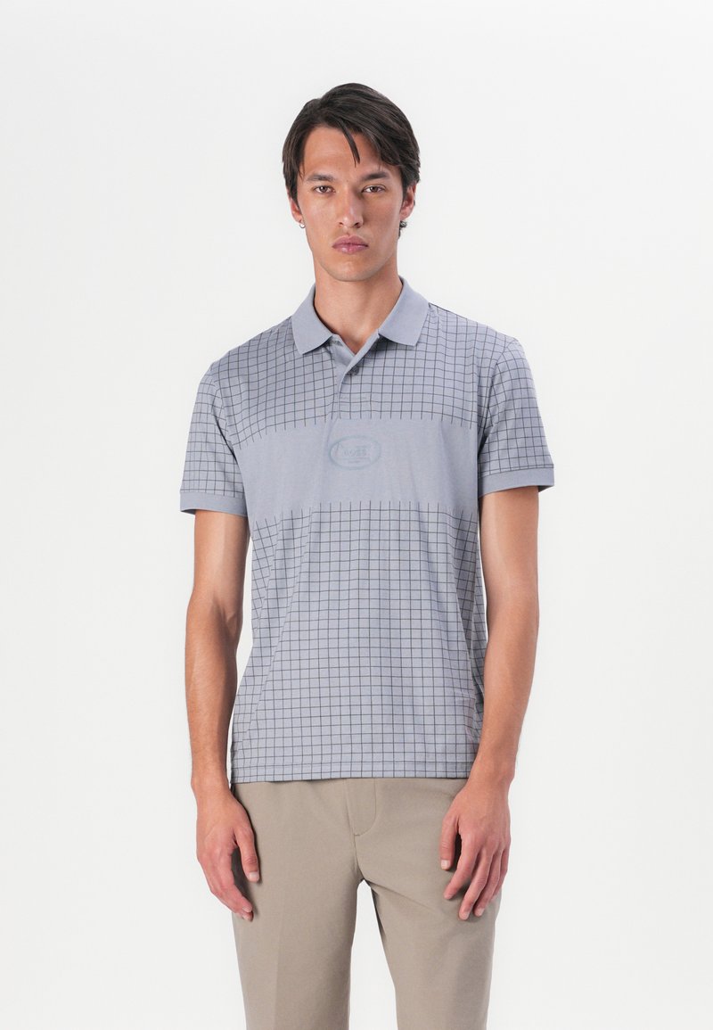 Graues Poloshirt mit Karomuster, hergestellt aus weichem Material. Verfügt über einen Kragen, kurze Ärmel und ein dezentes Logo auf der Brust.