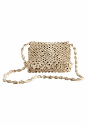 Sac bandoulière macramé beige avec un motif losange tissé et une anse torsadée sur fond blanc.