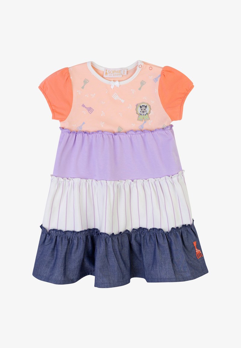 Abito colorato con maniche corte; parte superiore arancione, corpetto a strati in lavanda e bianco, gonna di jeans con volant. Presenta motivi giocosi e una giraffa ricamata.