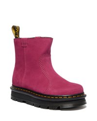 Bota de tornozelo em pele rosa com detalhes de costura, bico arredondado, etiqueta amarela na parte de trás e sola plataforma preta com superfície texturizada.