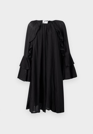 Robe noire avec de longues manches claudine à volants, col rond et coupe lâche. Fabriquée en tissu léger avec un léger éclat et une texture fluide.