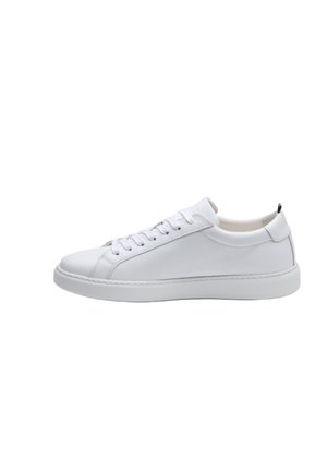 Lavtop hvid lædersneaker med snørebånd, glat sål og minimale syninger vist fra siden.