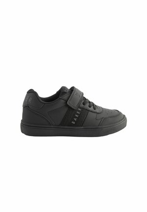 Chaussure de sport noire avec un dessus en synthétique lisse, des panneaux latéraux texturés, une pointe perforée pour la respirabilité, un système de fermeture à lacets et à bande Velcro.