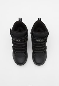 Schwarze High-Top-Sneaker aus synthetischen Materialien, mit drei Klettverschlussriemen, gepolstertem Schaft, leichtem Design und Logodetails.