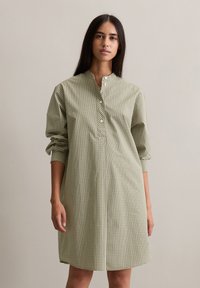 Groene geruite shirtjurk met een kraag, knoopsluiting en opgerolde mouwen. Gemaakt van lichtgewicht stof, met een ontspannen pasvorm.