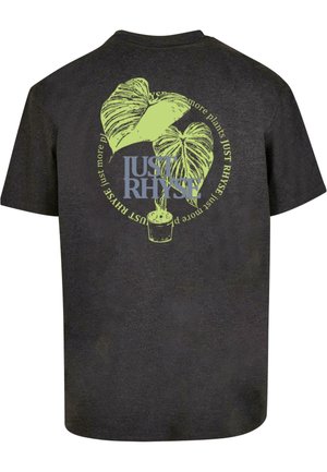 Must musta, millel on roheline graafika kahe lehe ja taimepoti kujutisega, seljal sinine tekst "JUST RHYSE" ja ümbritsevad tekstid rohelises värvitoonis.