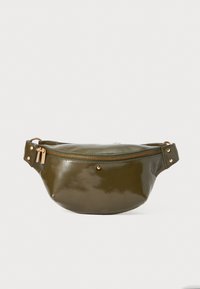 Olivgrüne Bauchtasche aus glänzendem Material, mit einem goldenen Reißverschluss, seitlichen Akzenten und einer abgerundeten, geschwungenen Form.