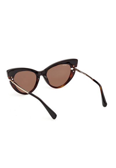 Lunettes de soleil cat-eye avec des verres marron foncé et une monture écaille de tortue, inclinées pour montrer l'avant et une branche sur fond blanc.