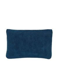 Coussin rectangulaire bleu marine en texture daim doux, avec des bords arrondis et une finition lisse. Aucun matériel ou motif visible.