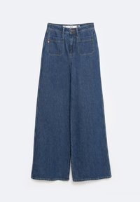 Jeans de mezclilla de pierna ancha en azul oscuro, con cierre de botón, dos bolsillos traseros y una textura suave con un desvanecimiento mínimo.