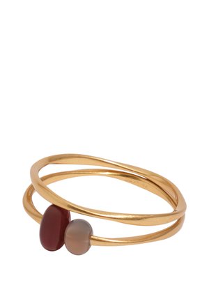 Pulsera de doble banda en tono dorado con diseño torsionado que presenta una piedra ovalada roja y una marrón ahumada.