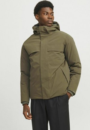Olivgrön isolerad jacka med huva, som har en framzipper, två bröstfickor och en stilren, minimal design.