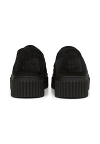 Zwarte suède plateau schoenen met geribbelde zolen, afgeronde achterkant en geperste logo's op de hiel. Gladde textuur zonder extra accenten.