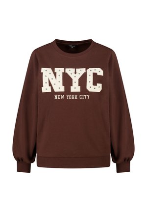 Bruine trui met opgepofte lange mouwen en witte "NYC New York City" tekst versierd met kleine studs aan de voorkant.