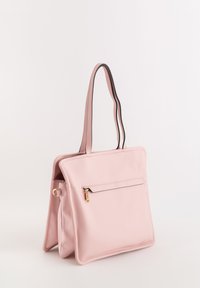 Rosa læder tote taske med sorte accentremme, rektangulær form, frontlomme med lynlås, glat tekstur og minimalistisk design.