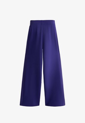 Pantaloni mov cu talie înaltă și croială largă, cu talie elastică, realizați dintr-un material moale și neted, expuși pe un fundal alb.