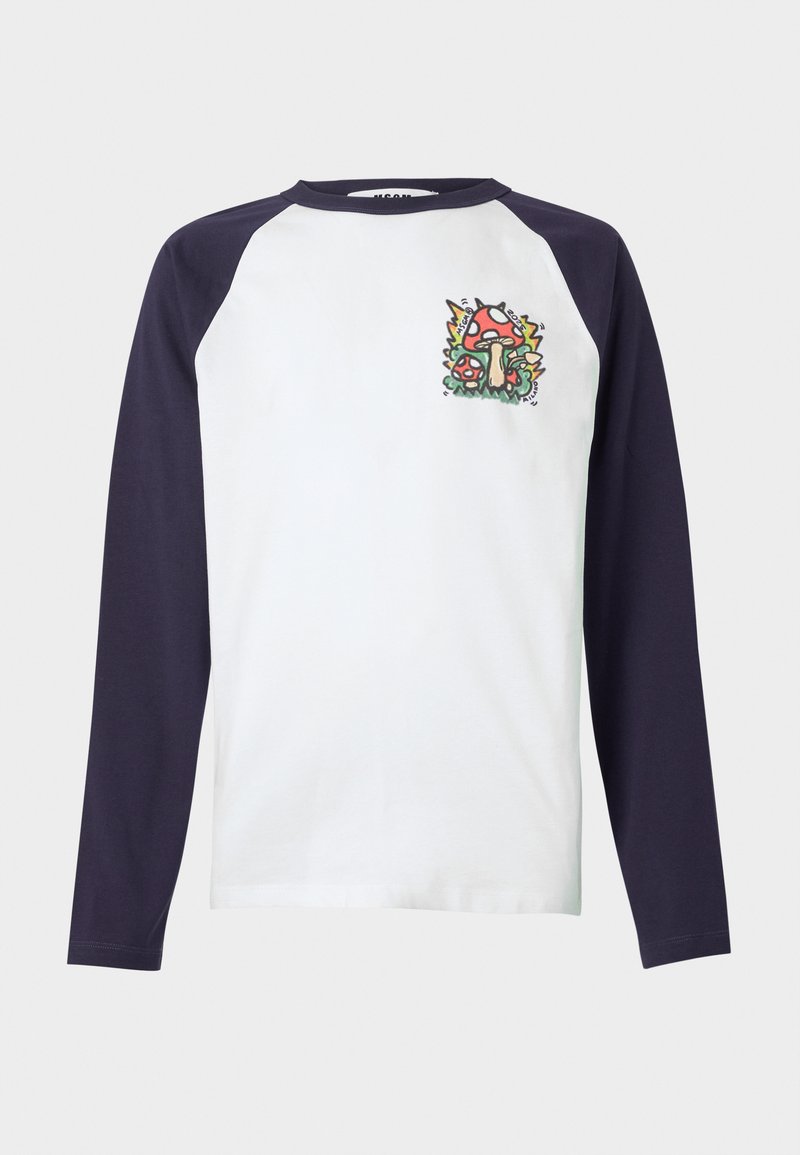 Camiseta de manga larga con cuerpo blanco y mangas raglán azul marino. Presenta un gráfico de hongo colorido en el lado izquierdo del pecho. Material de algodón.