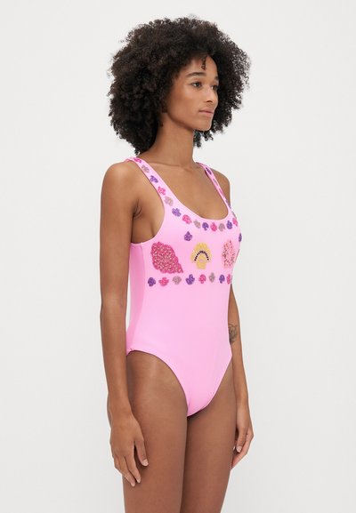 Ροζ ολόσωμο μαγιό με πολύχρωμα κοχυλία και διακοσμήσεις ουράνιου τόξου στο στήθος. Φτιαγμένο από λείο, ελαστικό ύφασμα.