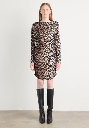 Langermet leopardmønstret kjole i beige og brunt stoff, tettsittende i livet med en drapert detalj, kombinert med knelange svarte skinnstøvler.