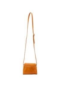 Piccola borsa a tracolla in pelle arancione con chiusura a pattina, tracolla regolabile e dettagli di cucitura in evidenza. Forma rettangolare compatta.