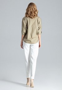 Khaki bluzka z rękawami trzyczwartowymi, gładka w dotyku, zestawiona z białymi spodniami o kroju eleganckim oraz cielistymi szpilkami. Prosty i nowoczesny design.