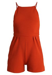 Rode mouwloze romper met spaghettibandjes, aansluitende taille en losse shorts, gemaakt van textuurstof.