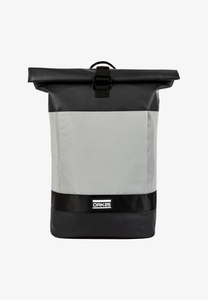 Der Rolltop-Rucksack verfügt über einen grauen Körper mit einem schwarzen, wasserdichten Boden, einem Schnallenverschluss und einem Griff an der Oberseite; glatte Textur mit minimalem Branding.
