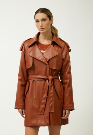 Cappotto trench in finta pelle marrone con vita a cintura, ampio colletto ed epaulettes sulle spalle. Presenta bottoni decorativi e una texture liscia.