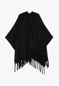 Černý pončo vyrobený z měkké, texturované tkaniny s otevřeným předním dílem, se třásněmi na okrajích, které dodávají detail a rozměr.