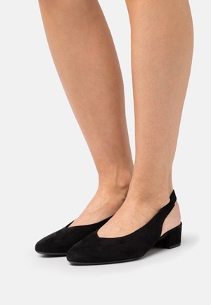 Czarne zamszowe buty na słupku z niskim obcasem, charakteryzujące się wzorem w kształcie litery V i otwartym tyłem. Gładka faktura i elegancka sylwetka.