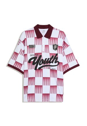 Fehér és bordó kockás galléros póló bordó gallérral, "Gentle Youth" felirattal, logókkal és rövid ujjakkal bordó mandzsettákkal.