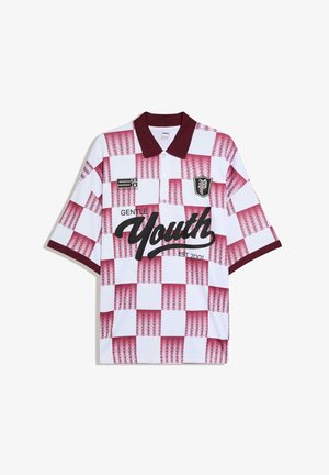 Fehér és bordó kockás galléros póló bordó gallérral, "Gentle Youth" felirattal, logókkal és rövid ujjakkal bordó mandzsettákkal.
