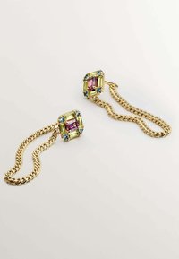 Pendientes de oro en forma de cadena con piedras preciosas rectangulares de múltiples colores (amarillo, rosa, azul) en configuraciones ornamentadas, que presentan detalles intrincados y un acabado texturizado.