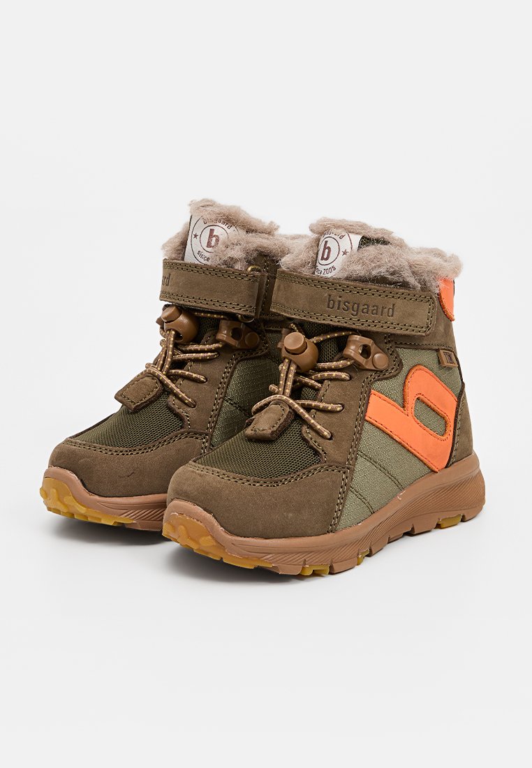 Braune synthetische und textile Kinderstiefel mit orangefarbenen Akzenten, Fellfutter, verstellbarem Riemen und strukturierten Gummisohlen.