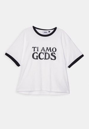 Biała koszulka z czarną lamówką na kołnierzyku i rękawach, z wyraźnym czarnym napisem "TI AMO GCDS" na środku przodu.