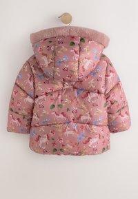 Rosa vadderad barnjacka med huva, dekorerad med mönster av enhörningar, kaniner, nyckelpigor, blommor och löv.