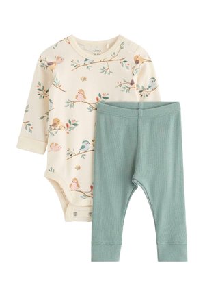 Body neonato a maniche lunghe color crema con stampe colorate di uccelli e rami abbinato a leggings neonato a coste verde acqua chiaro.