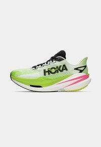 HOKA jooksu-(jalatsi) puhul on kerge ja hingav pealmine osa, mis on lime-roheline ja valge. Selles on mustad aktsendid ja roosa triibuline tald, mis lisab stiili.
