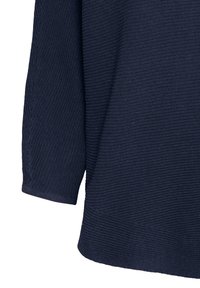 Pull tricoté bleu marine avec texture côtelée, présentant une coupe décontractée et des manches larges. Design sans couture avec un ourlet arrondi au bas.