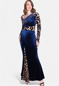 Lungo abito in velluto blu navy con maniche lunghe, caratterizzato da ricami floreali dorati sulle maniche e sulla vita, e un dettaglio con spacco laterale.