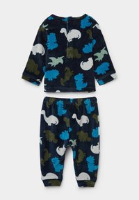 Ensemble de pyjama en polaire avec une base bleu marine et des motifs de dinosaures verts, bleus et blancs. Comprend un haut à manches longues et un pantalon à taille élastique.