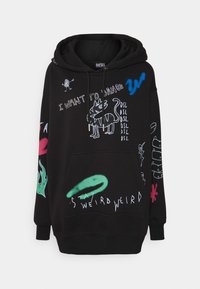 Sudadera negra con dibujos estilo graffiti coloridos, que incluyen un gato, llamas verdes, una marca de verificación azul y frases como "QUIERO BAILAR" y "MANTIENE LA RAREZA".