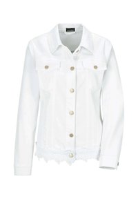 Veste en denim blanc avec boutons-pression argentés, poches poitrine, manches longues, col, et détail en dentelle à l'ourlet.