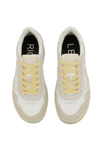 Weiße Sneakers mit beigen Akzenten und gelben Schnürsenkeln. Obermaterial aus glattem Leder, abgerundete Spitze und Perforierungen im Zehenbereich.