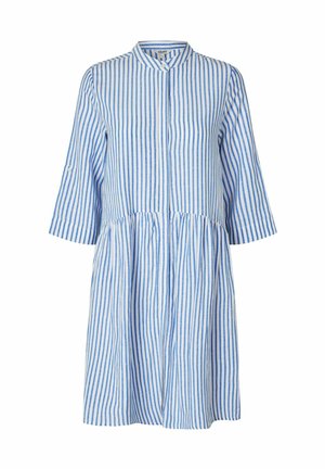 Haljina s plavim i bijelim prugama, koja ima mandarin ovratnik, rukave do tri četvrtine i nabran struk za lepršavi siluet.